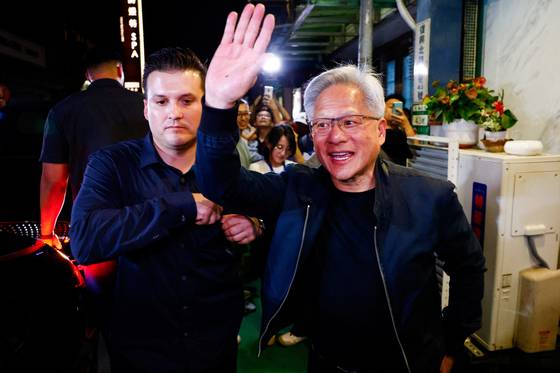 16일(현지시간) 대만 타이베이를 찾은 젠슨 황 엔비디아 최고경영자(CEO)가 한 식당 밖에서 시민들에게 인사하고 있다. 로이터=연합뉴스