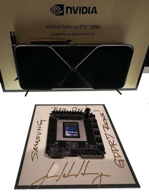 지난 3월 21일(현지시간) 젠슨 황 엔비디아 최고경영자(CEO)가 연례 개발자 콘퍼런스 GTC 2025에서 삼성전자 부스를 찾아 GDDR7 제품에 '삼성'(SAMSUNG)이라는 단어와 함께 'GDDR7 최고!'(GDDR7 Rocks!), 'RTX는 계속된다'(RTX ON!)라는 문구를 넣어 사인했다. 연합뉴스