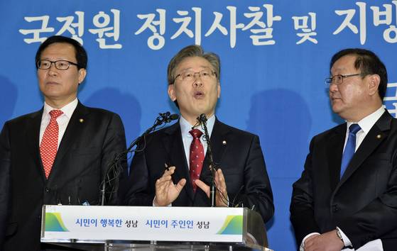 2014년 1월 7일 이재명(가운데) 당시 성남시장이 성남시청에서 문병호(왼쪽)·김태년(오른쪽) 당시 민주당 의원과 국가정보원 정치사찰 및 지방선거 개입 관련 긴급 기자회견을 하고 있다. 뉴스1