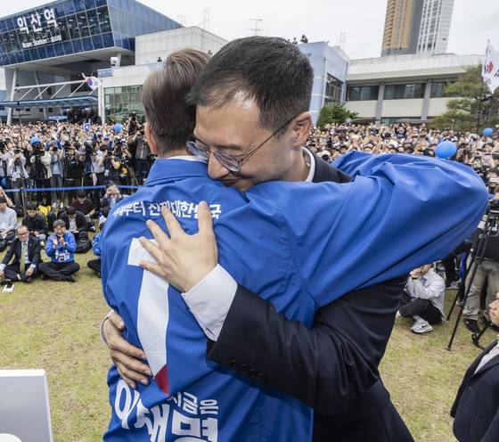 이재명 더불어민주당 대선 후보가 16일 오전 전북 익산시 익산역 동부광장에서 국민의힘을 탈당하고 이 후보 지지를 선언한 김상욱 무소속 의원을 만나 포옹하고 있다. 김 의원은 18일 민주당 입당을 선언했다. 뉴스1