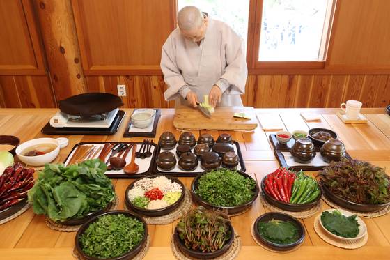 진관사 회주 계호스님이 지난 4월 23일 서울 은평구 진관사에서 사찰음식을 선보이고 있다. 연합뉴스