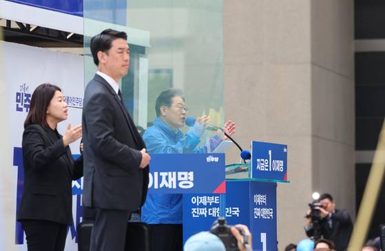 이재명 더불어민주당 대통령 후보가 19일 서울 용산역광장에서 열린 집중유세에서 방탄유리가 설치된 유세차 위에서 유권자들을 향해 지지를 호소하고 있다. 뉴스1
