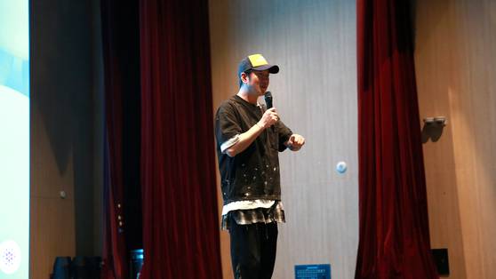▲정화예대 대학로캠퍼스 공연장에서 ‘음악 제작과 K-pop 산업’을 주제로 프로듀서 라이언 전의 특강이 진행되고 있다.