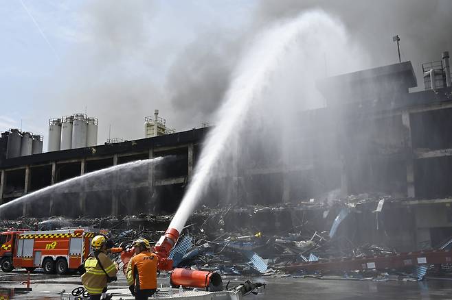 지난 18일 오전 광주광역시 광산구 소촌동 금호타이어 광주공장 화재 현장에서 소방 당국이 이틀째 진화 작업을 벌이고 있다. 뉴시스