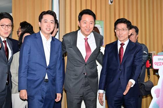 김문수 국민의힘 대선 후보와 이준석 개혁신당 대선 후보, 오세훈 서울시장이 19일 오전 서울시청에서 열린 약자와 동행하는 서울 토론회에 참석하고 있다. 임현동 기자 / 20250519