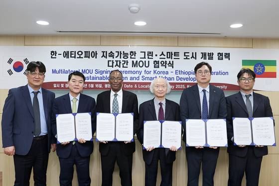 〈사진 좌측부터〉 에티오피아 도시인프라부 위임 이재기 커미셔너(코디네이터), 이민정책연구원 이규홍 부원장, AU 광물포럼 녹색연합(AGERE) 대표 에샤투 박사(Dr. Eshetu B. Yimenu), 광운대 천장호 총장, 한국건설기술연구원 박범진 도로교통연구본부장, 한동대 국제개발혁신연구소 김윤선 소장