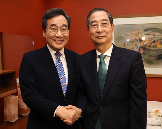 6일 서울 중구 컨퍼런스하우스달개비에서 한덕수 대선 예비 후보와 이낙연 전 국무총리가 오찬회동에 앞서 기념촬영 하고 있다. 임현동 기자.