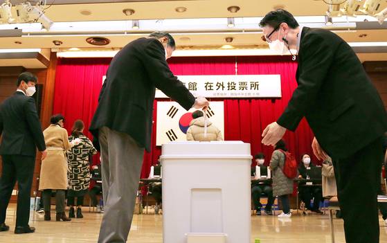 제20대 대통령 선출을 위해 국외 유권자가 투표권을 행사하는 재외투표 첫날인 23일 일본 도쿄도(東京都) 미나토(港)구에 마련된 주일본 한국대사관 재외투표소에서 유권자가 투표함에 투표지가 든 봉투를 넣는 모습. 연합뉴스