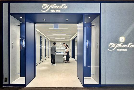 갤러리아백화점은 서울 명품관에서 국내 최초로 스위스 명품 시계 브랜드 ‘모저앤씨’ 단독 부티크를 14일 개점했다. 사진 한화갤러리아