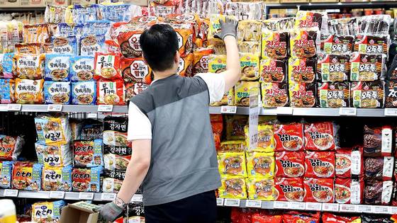 한 대형마트에 라면이 전시된 모습. 연합뉴스