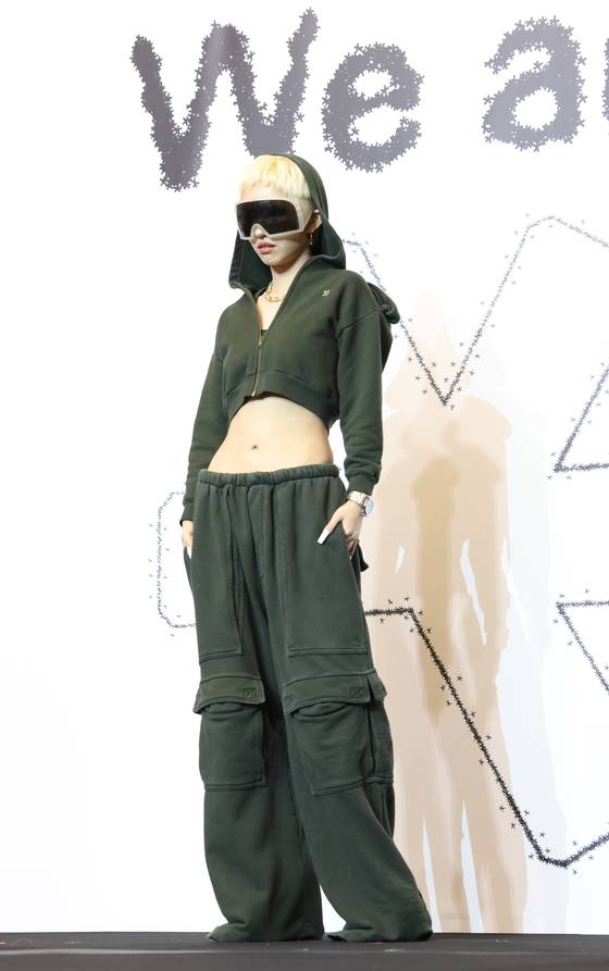 소연은 "노래가 히트하면서 당연히 부담도 느낀다. 그렇지만 그 부담에만 몰두하진 않고, 그때 하고 싶은 이야기를 곡으로 쓰고, 새로운 도전을 찾아 나서는 편"이라고 말했다.