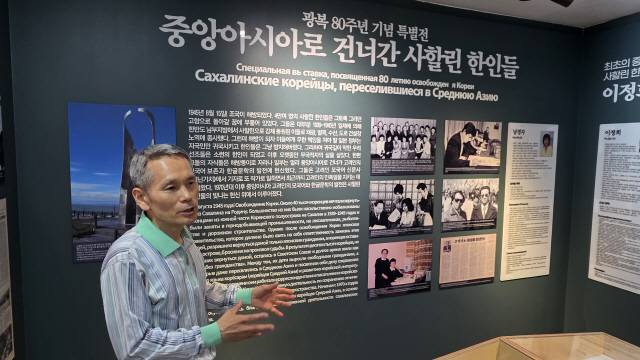 ▲ 김병학 월곡 고려인 문화관장이 문화관에 조성된 전시물에 대해 설명하고 있다