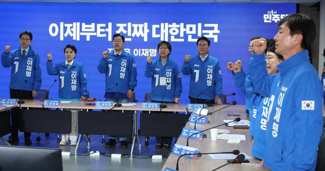 ▲ 지난 16일 서울 여의도 더불어민주당 당사에서 열린 중앙선거대책위원회의에서 상임총괄선대위원장인 박찬대 대표 직무대행 겸 원내대표를 비롯한 선대위원장들이 승리를 다짐하며 구호를 외치고 있다. 연합뉴스