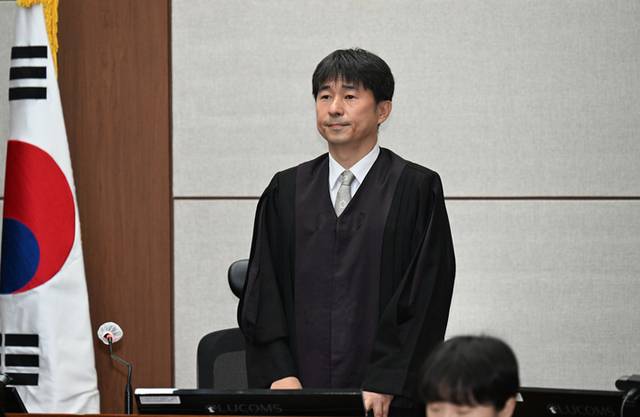 ▲ 지귀연 부장판사가 지난달 21일 서울 서초동 서울중앙지법에서 열린 윤석열 전 대통령 내란 우두머리 혐의 형사재판 2차 공판에서 인사하고 있다. 연합뉴스