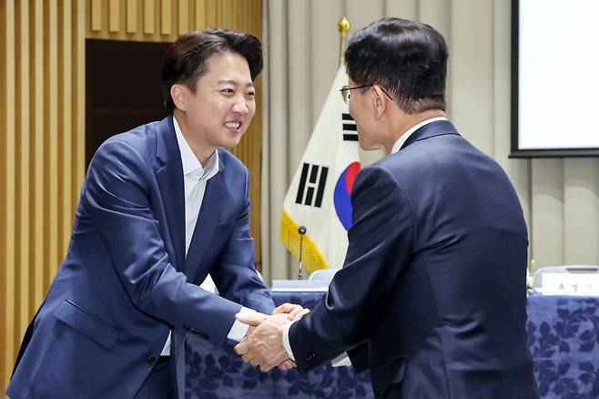 김문수 국민의힘 대통령 후보(오른쪽)와 이준석 개혁신당 대통령 후보가 19일 오전 서울 중구 서울시청에서 열린 '약자와 동행하는 서울 토론회'에 참석해 악수를 나누고 있다. / 뉴스1