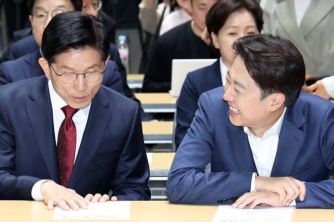 김문수 국민의힘 대통령 후보(왼쪽)와 이준석 개혁신당 대통령 후보가 19일 오전 서울 중구 서울시청에서 열린 '약자와 동행하는 서울 토론회'에 참석해 나란히 앉아 있다. / 뉴스1