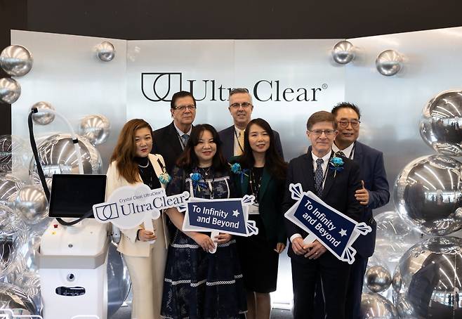 세미나에 참석한 주요 인사. 좌측부터 아이바 응(Iva Ng) 아끌라로 컨설턴트, 슬로모 아사(Shlomo Assa) 아끌라로 회장, 디옙(Dr. Diep) 베트남 의학박사, 제프 티슈(Jeff Tisue) 아끌라로 시니어디렉터, 헬렌 팡(Helen Fang) 아끌라로 CEO, 로버트 럭(Robert Ruck) 아끌라로 컨설턴트, 명동섭 조이엠지 회장 / 제공=조이엠지