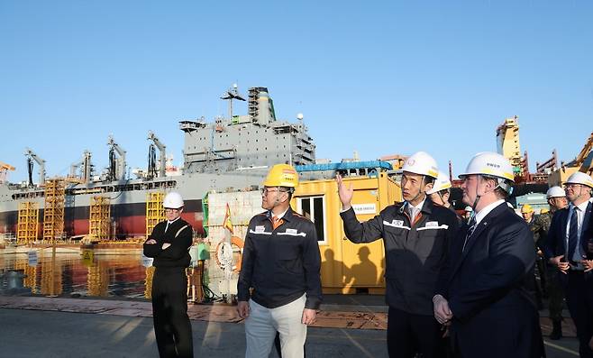 김동관 한화그룹 부회장이 30일 오후 한화오션 거제사업장을 방문한 존 필린(John C. Phelan) 미국 해군성 장관(오른쪽)과 거제사업장에서 MRO(Maintenance, Repair and Overhaul, 유지·보수·정비) 중인 미국 해군 7함대의 급유함인 ‘유콘’함을 둘러보고 있다.  / 사진=한화오션