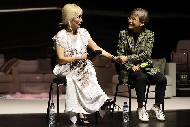 /19일 서울 중구 국립극단 명동예술극장에서 열린 연극 '헤다 가블러'기자간담회에서 배우 이혜영이 박정희 연출과 손잡고 있다./사진=연합뉴스