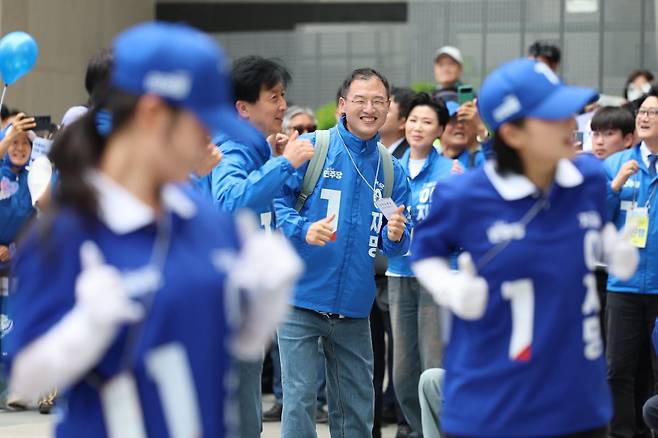 더불어민주당에 입당한 김상욱 의원이 19일 서울 용산구 용산역 광장에서 열린 이재명 더불어민주당 대통령 후보의 집중유세에서 유세활동을 하고 있다. / 사진=뉴스1