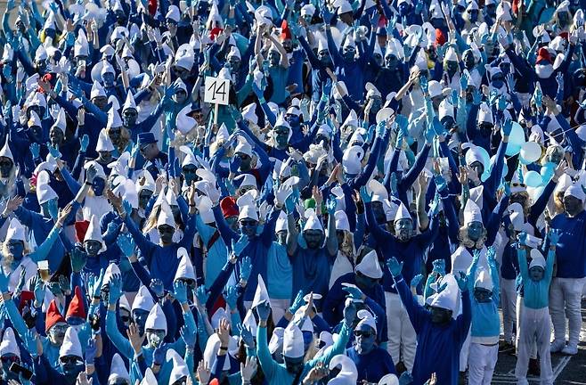 지난 17일(현지시간) 스머프 코스프레 참가자들이 프랑스 서부 랑데르노에서 세계 기록 경신 시도에 참여하고 있다. /사진=AFP