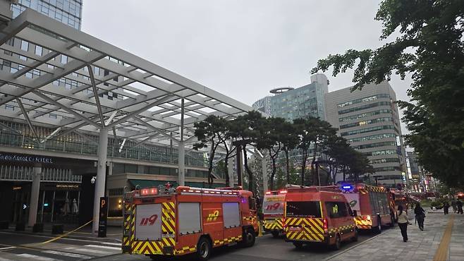 19일 오후 5시 28분께 서울 중구 수하동 미래에셋센터원 빌딩에서 불이 발생했다. 화재는 약 2시간30분 만인 오후 8시께 완전히 꺼졌다. / 사진=연합뉴스