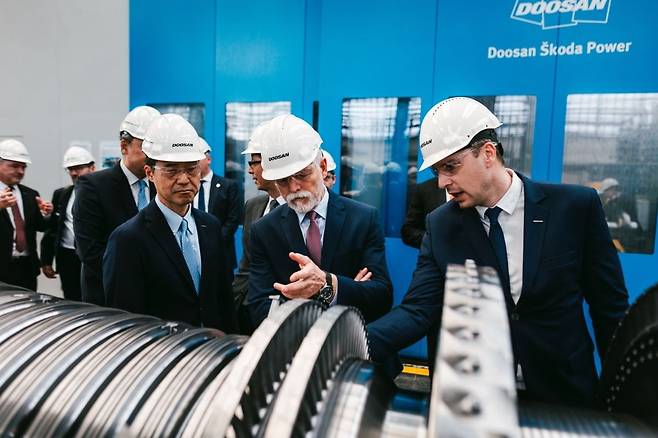 3월 25일(현지 시간) 체코 플젠 두산스코다파워에서 페트르 파벨 체코 대통령과 손승우 두산에너빌리티 파워서비스BG장이 증기터빈을 살펴보고 있다. 사진=두산에너빌리티