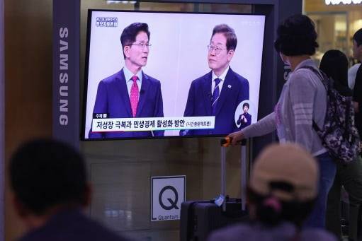 18일 서울역 대합실에서 시민들이 제21대 대선 1차 후보자 토론회 중계방송을 지켜보고 있다.(연합뉴스)