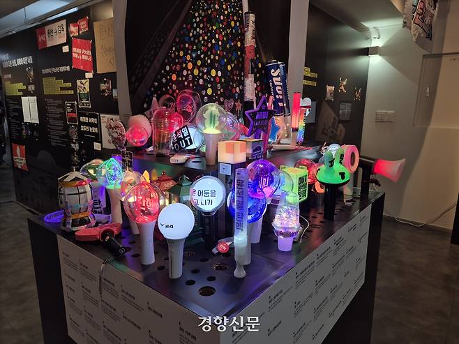 <민주주의와 깃발> 개막식이 열린 지난 16일 서울 용산구 식민지역사박물관 전시장에 ‘윤석열 탄핵’ 집회 현장에서 사용된 응원봉들이 전시되어있다. 이예슬 기자