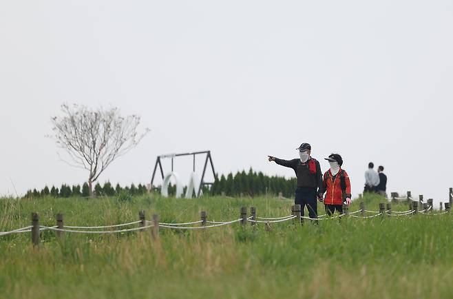 구름이 많아 흐린 날씨를 보인 11일 서울 마포구 하늘공원에서 시민들이 이동하고 있다. 연합뉴스