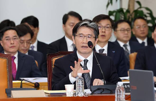 오둥운 공수처장이 지난 2월25일 국회 내란 혐의 국정조사특위에서 의원 질의에 답하고 있다. 박민규 선임기자