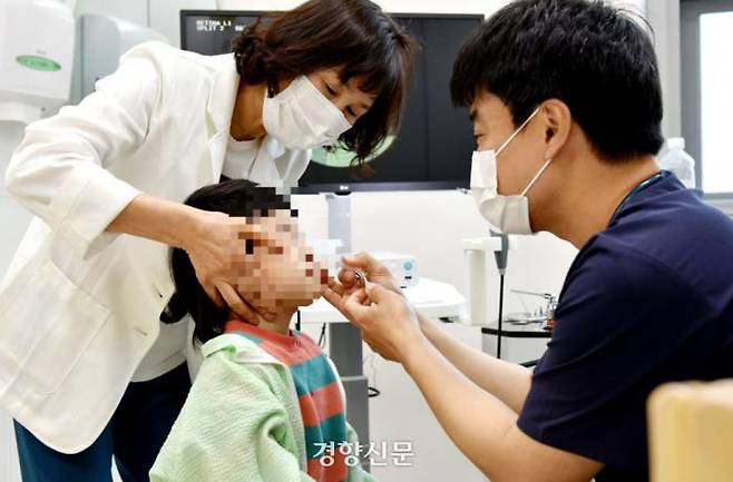 A doctor examines a child at the “Everyday Pediatric Clinic” in the Gokseong County Public Health Center in South Jeolla Province on May 7. Reporter Go Gui-han