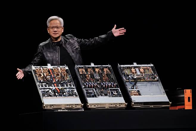 “이것이 새 그레이스 블랙웰 GPU” 젠슨 황 엔비디아 최고경영자(CEO)가 19일(현지시간) 대만 타이베이에서 열린 컴퓨텍스 2025 기조연설에서 ‘그레이스 블랙웰 NVL72 GPU’를 선보이고 있다. EPA연합뉴스