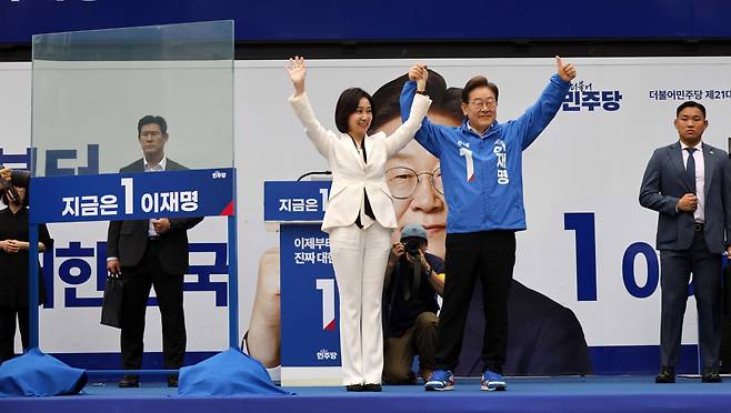 ‘방탄 유리’ 유세장 이재명 더불어민주당 대선 후보가 19일 서울 영등포구 타임스퀘어에서 열린 유세에서 허은아 전 개혁신당 대표와 함께 시민들에게 인사를 하고 있다. 박민규 선임기자 parkyu@kyunghyang.com