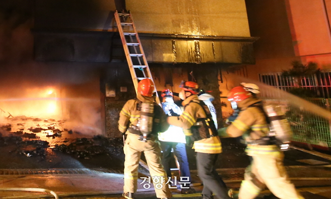 화재 진화 이미지. 사진은 기사 내용과 관련이 없습니다. 경향신문 자료사진