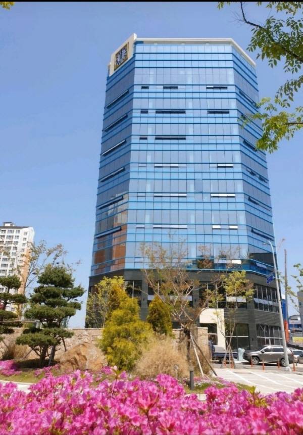 남명건설 본사가 있는 김해 율하2지구 남명N스퀘어 전경. 남명건설 제공