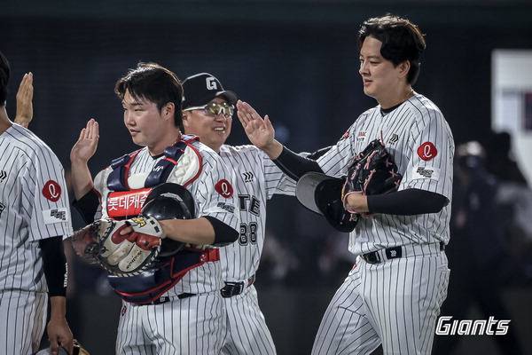 올 시즌 공동 2위를 달리는 롯데 자이언츠가 20일부터 리그 1위 LG, 공동 2위 한화와 운명의 6연전을 치른다. 사진은 지난 18일 삼성전을 마치고 롯데 김태형 감독과 선수단이 하이파이브하는 모습.  롯데 자이언츠 제공