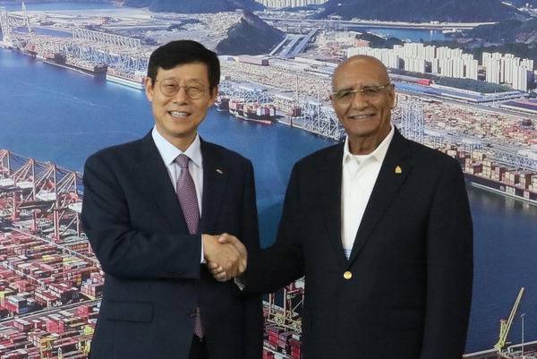 부산항만공사 송상근(왼쪽) 사장이 지난 16일 부산을 찾은 온두라스 인프라교통부 바야도 파고아다 차관과 기념사진을 촬영하고 있다.   BPA 제공