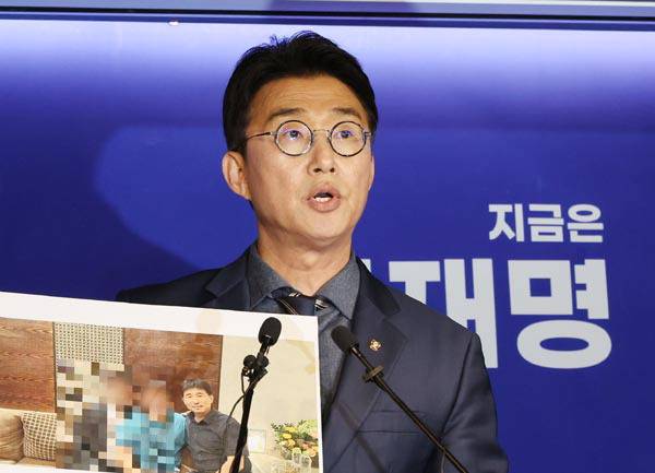 더불어민주당 노종면 대변인이 19일 서울 여의도 당사에서 서울중앙지법 지귀연 부장판사의 유흥업소 접대 의혹과 관련한 사진을 공개하고 있다. 연합뉴스