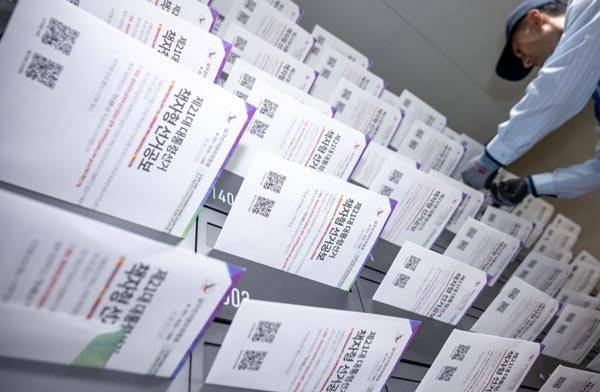 대선 공보물 집집이 배달- 제21대 대통령 선거를 보름 앞둔 19일 부산 남구의 한 아파트에 6·3 대선 후보자의 선거공보물이 배달되고 있다.  이원준 기자 windstorm@kookje.co.kr