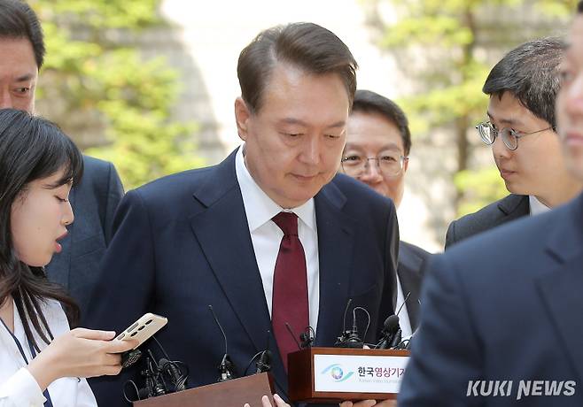 내란 우두머리 혐의로 재판에 넘겨진 윤석열 전 대통령이 지난 12일 오전 서울 서초구 서울중앙지법에서 열린 세 번째 공판에 출석하고 있다. 사진공동취재단