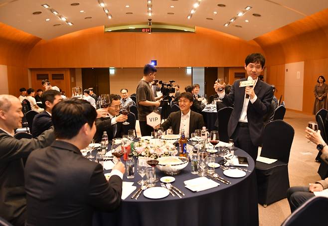 역대 우승자 시드로 출전한 영화 ‘승부’ 실제 주인공 이창호 9단이 건배사를 하고 있다. 한국기원 제공