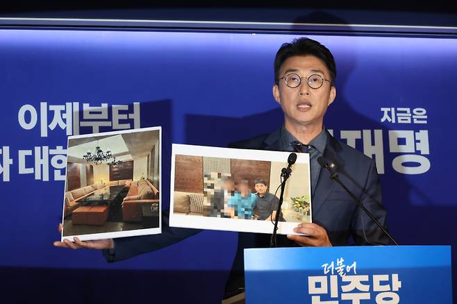 더불어민주당 노종면 선대위 대변인이 19일 서울 여의도 당사에서 "윤석열 전 대통령의 내란 혐의 사건 재판장인 지귀연 서울중앙지법 부장판사가 유흥업소에서 접대받았다"라는 의혹을 제기하며 관련 사진을 공개하고 있다. 연합뉴스