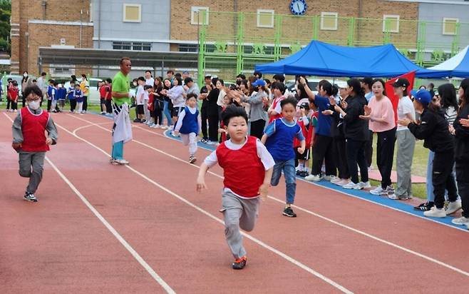지난 15일 스승의 날을 맞아 여천초등학교에서는 전교생과 교직원, 학부모가 함께 참여한 ‘2025 여천드림어울림 한마당 체육대회’가 열렸다. /여천초등학교