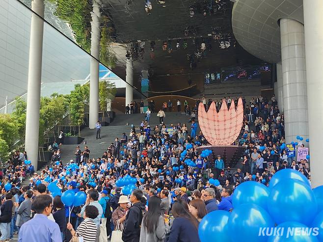 더불어민주당은 19일 오후 서울 용산구 용산역 광장에 약 3000명의 시민이 운집했다고 밝혔다. 권혜진 기자