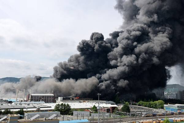 17일 광주 광산구 송정동 금호타이어 광주공장에서 불이 나 검은 연기가 치솟고 있다. 광산구 제공
