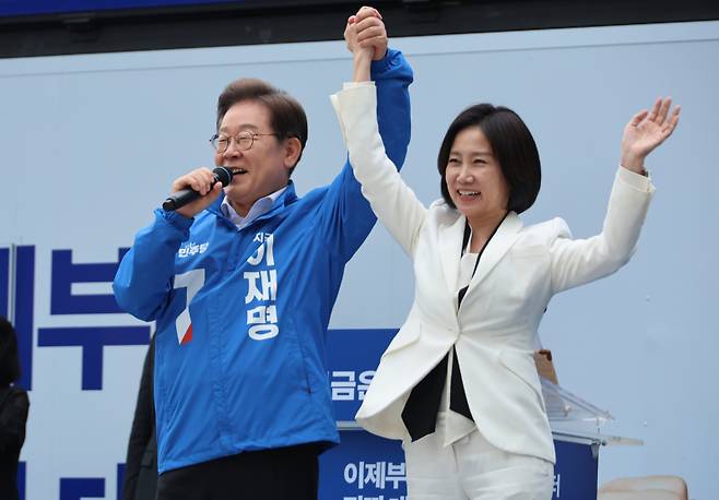 더불어민주당 이재명 대선 후보가 19일 서울 영등포구 타임스퀘어에서 열린 유세에서 허은아 전 개혁신당 대표와 함께 손을 잡고 포즈를 취하고 있다. 연합뉴스