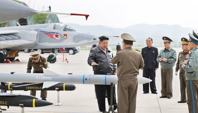 김정은 북한 국무위원장이 지난 15일 제1공군사단 예하 비행연대를 방문해 공군 비행대들의 반항공(방공) 전투 및 공습 훈련을 지도했다고 노동신문이 17일 보도했다. 연합뉴스