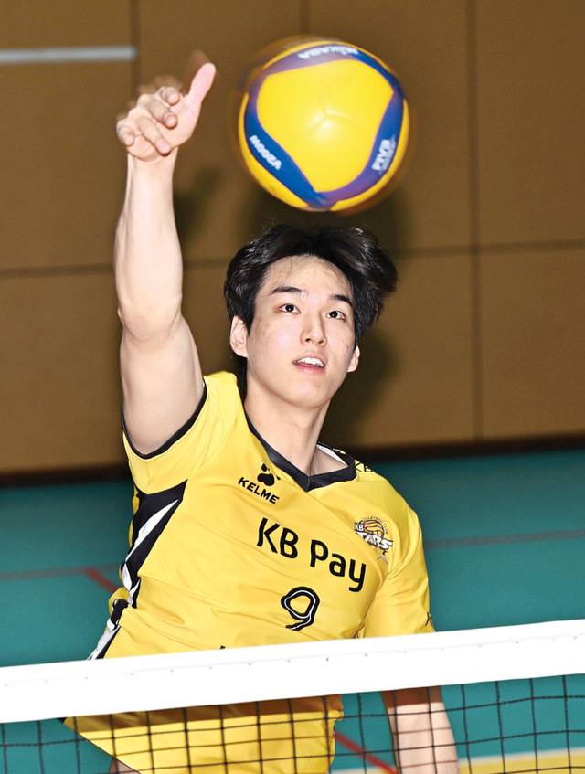 프로배구 남자부 KB손해보험의 아웃사이드 히터 임성진이 지난달 29일 경기도 수원 KB손해보험 연수원에서 스파이크를 때리고 있다. 수원=최현규 기자