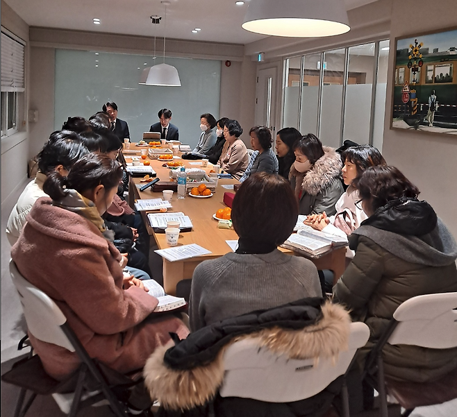 창일교회 성도들이 최근 서울 양천구 교회에서 자립준비청년 '다움이'를 위해 기도하고 있다. 창일교회 제공